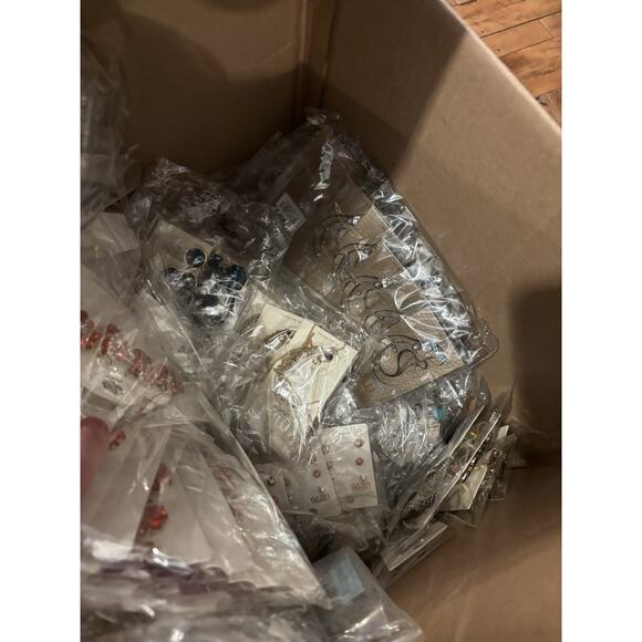 LARGE LOT OF MIXED FASHION AND COSTUME JEWELRY. 18 Different Pieces. 12 Of Each - Picture 7 of 7